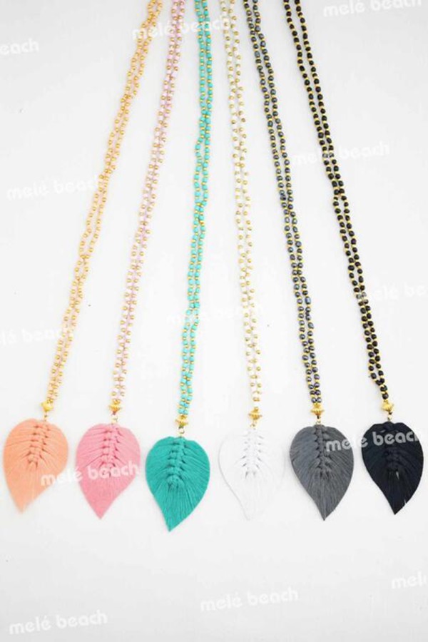 Collar Pluma. Bisuteria. Color: naranja, negro, rosa, gris claro, blanco