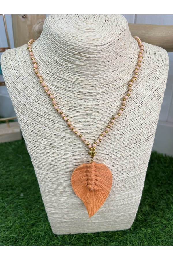 Collar Pluma. Bisuteria. Color: naranja, negro, rosa, gris claro, blanco