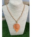 Collar Pluma. Bisuteria. Color: naranja, negro, rosa, gris claro, blanco