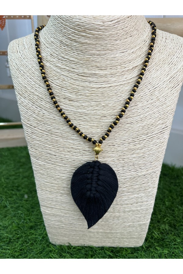 Collar Pluma. Bisuteria. Color: naranja, negro, rosa, gris claro, blanco