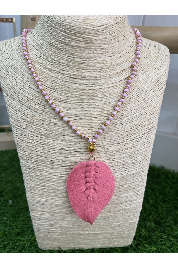 Collar Pluma. Bisuteria. Color: naranja, negro, rosa, gris claro, blanco