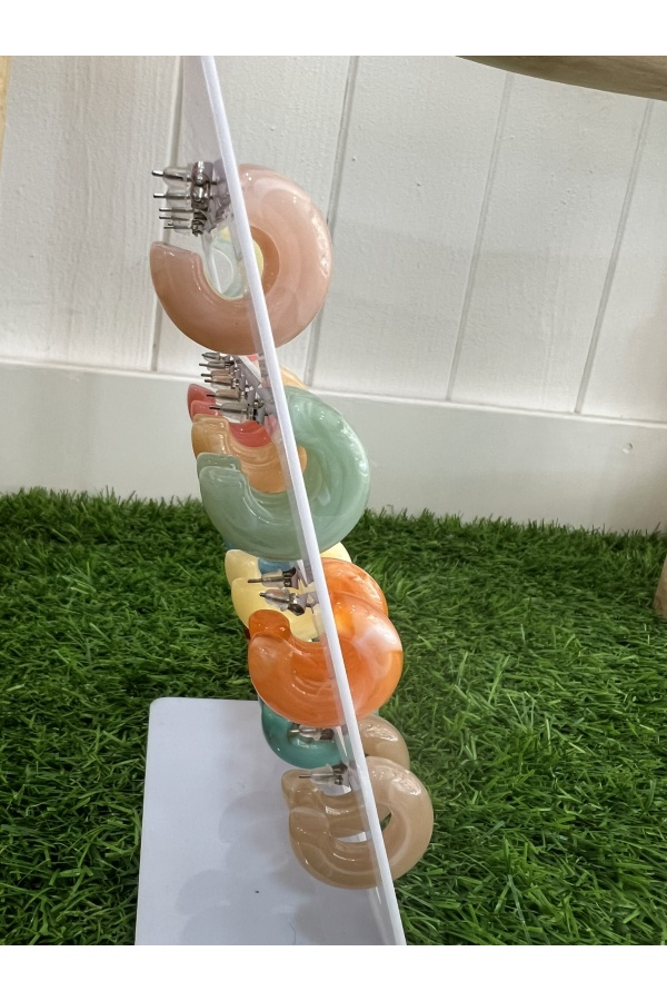 Pendientes Italia. Bisuteria. Color: gris claro, salmon, blanco roto, verde