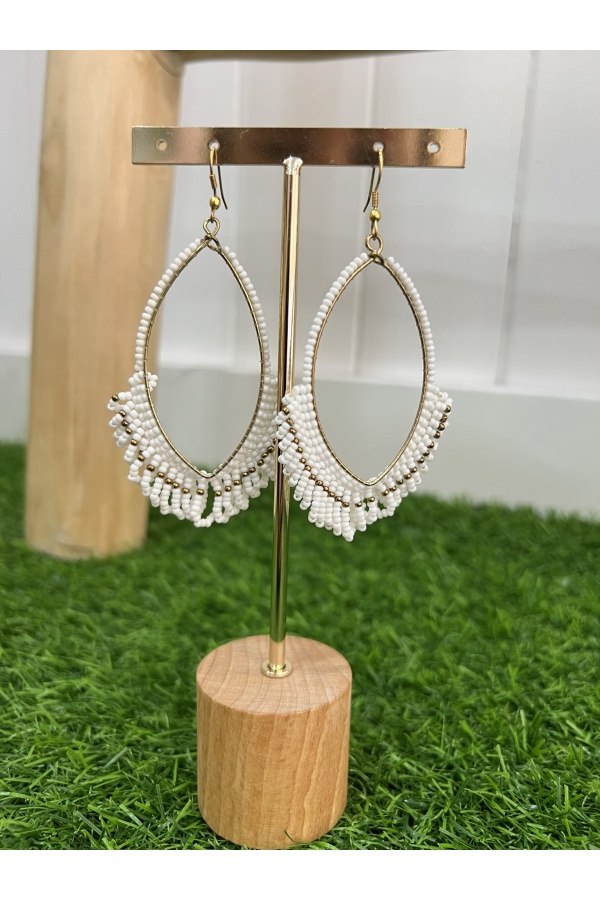 Pendientes Polinesia Blancos. Bisuteria.  | Bambalinas Closet