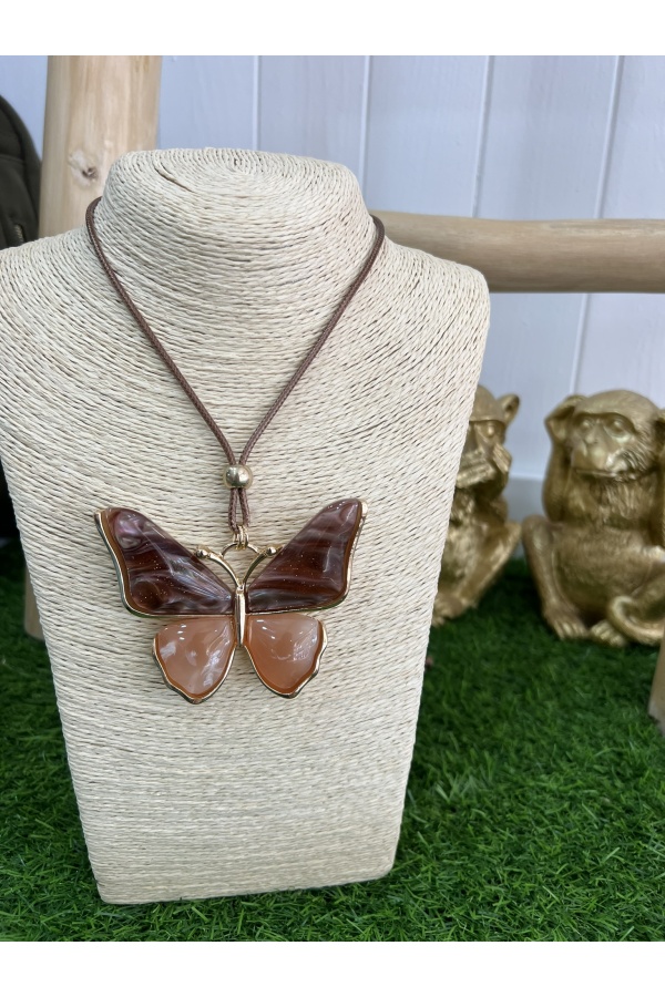 Colgante Mariposa. Bisuteria. Color: frambuesa, marron | Bambalinas Closet