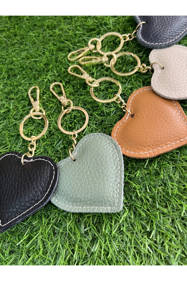 Llavero Corazon Piel. Varios. Color: blanco roto, negro, azul marino, verde mint