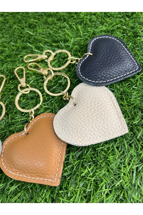 Llavero Corazon Piel. Varios. Color: blanco roto, negro, azul marino, verde mint