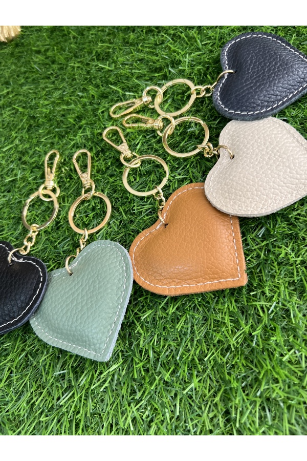 Llavero Corazon Piel. Varios. Color: blanco roto, negro, azul marino, verde mint