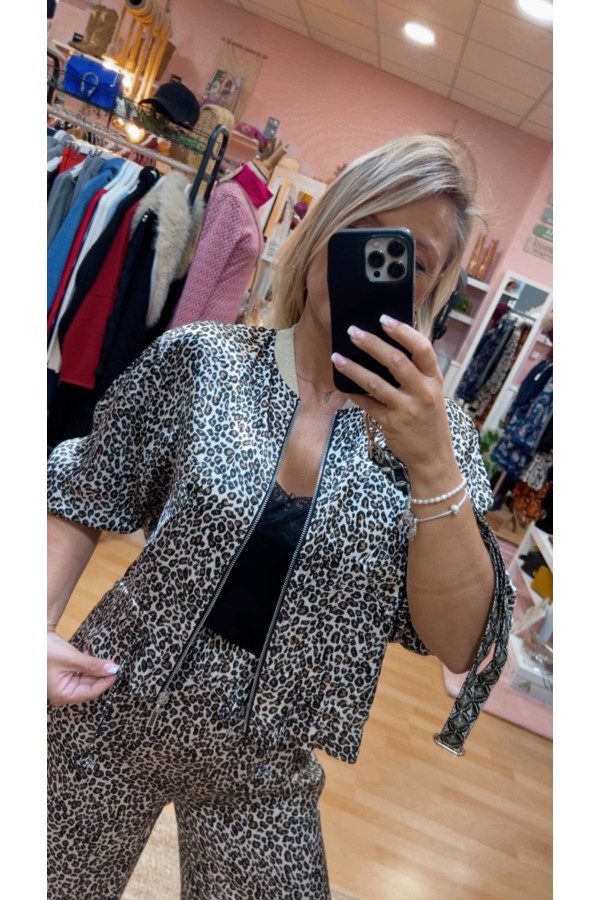 Bomber Animal Print. Prenda exterior.  | Bambalinas Closet