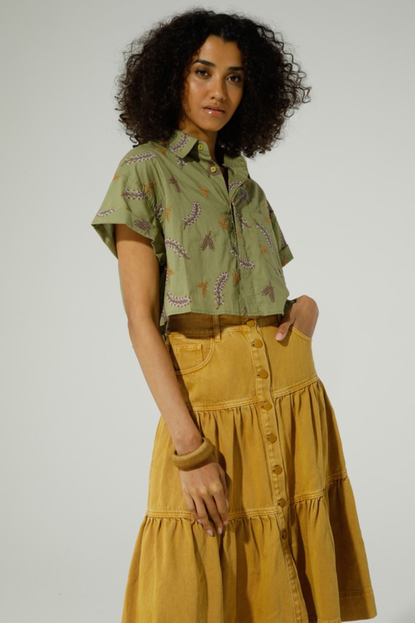 Camisa Rama. Camisas / Tops/Chalecos. Color: blanco, verde kaki; Tallas: s, m, l