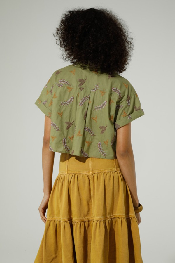 Camisa Rama. Camisas / Tops/Chalecos. Color: blanco, verde kaki; Tallas: s, m, l