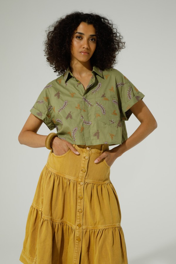 Camisa Rama. Camisas / Tops/Chalecos. Color: blanco, verde kaki; Tallas: s, m, l