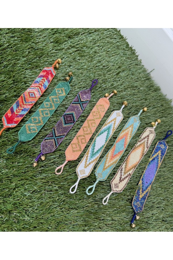 Pulsera Cascabel. Bisuteria. Color: verde, blanco, salmon, azul klein |