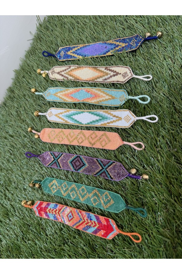 Pulsera Cascabel. Bisuteria. Color: verde, blanco, salmon, azul klein |