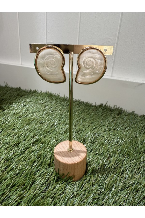 Pendientes Caracola Blanco. Bisuteria.  | Bambalinas Closet