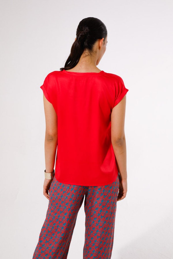 Blusa Ginevra. Camisetas. Color: mostaza, azul noche, verde kaki, frambuesa;