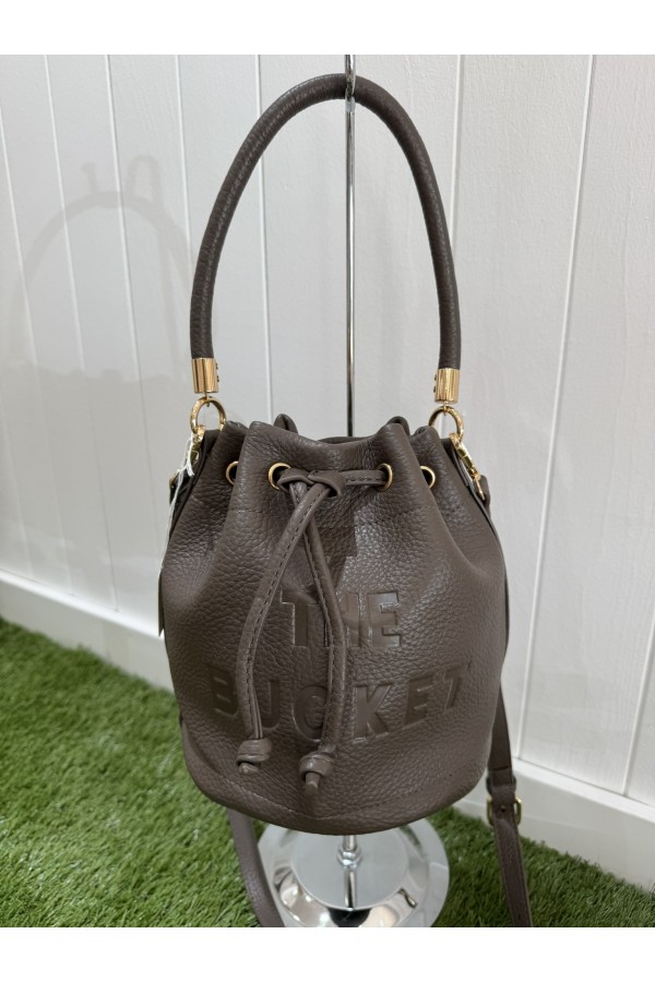 Bombonera Bucket. Bolsos. Color: camel, taupe, burdeos, negro | Bambalinas Closet