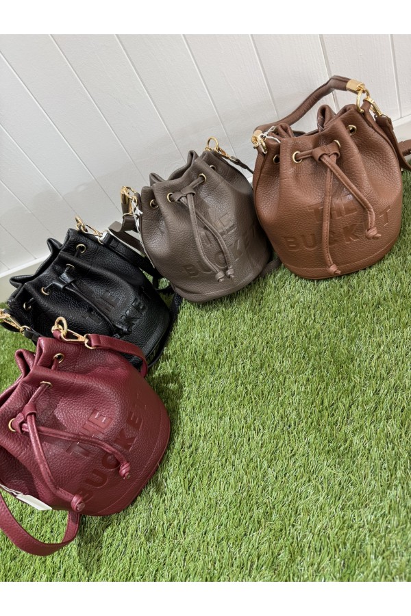 Bombonera Bucket. Bolsos. Color: camel, taupe, burdeos, negro | Bambalinas Closet