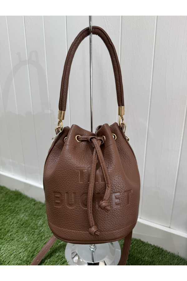Bombonera Bucket. Bolsos. Color: camel, taupe, burdeos, negro | Bambalinas Closet