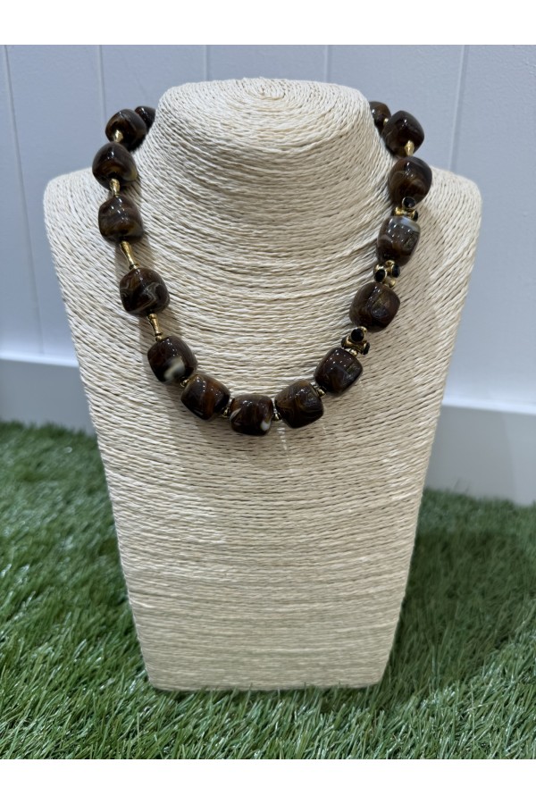 Collar Dado. Bisuteria. Color: multicolor, burdeos, marron chocolate, marfil |