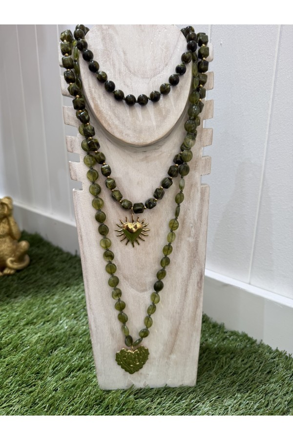 Collar Sol Corazon. Bisuteria. Color: verde kaki, crudo, marron chocolate |