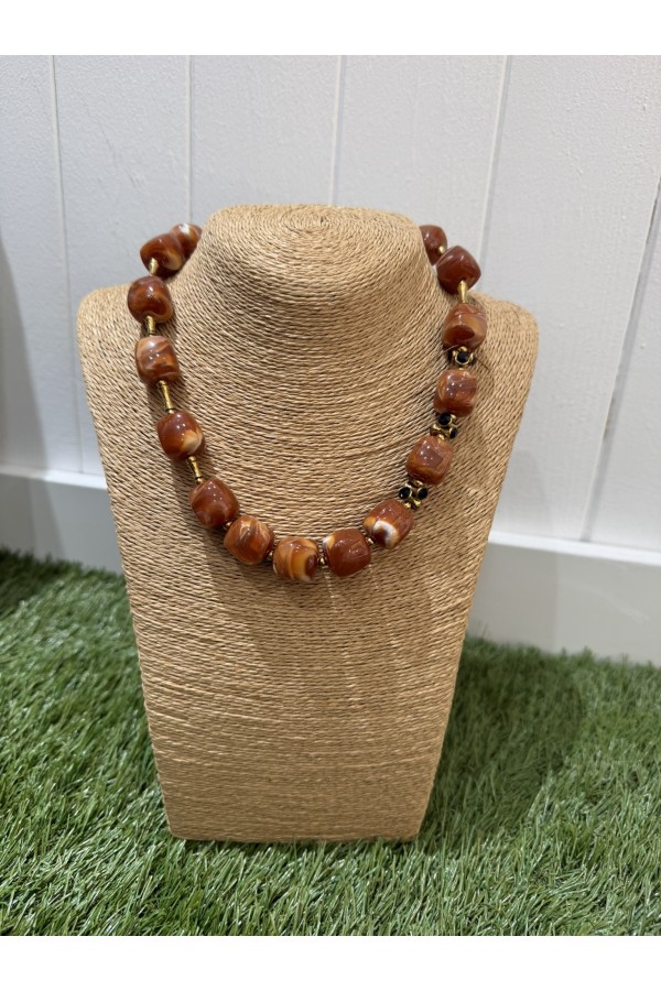 Collar Dado. Bisuteria. Color: multicolor, burdeos, marfil, marron chocolate