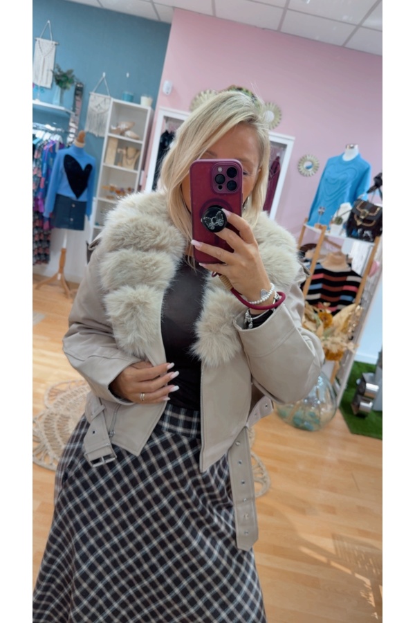 Bomber Ecopiel. Prenda exterior. Color: beige, granate; Tallas: s, m, l, xl |