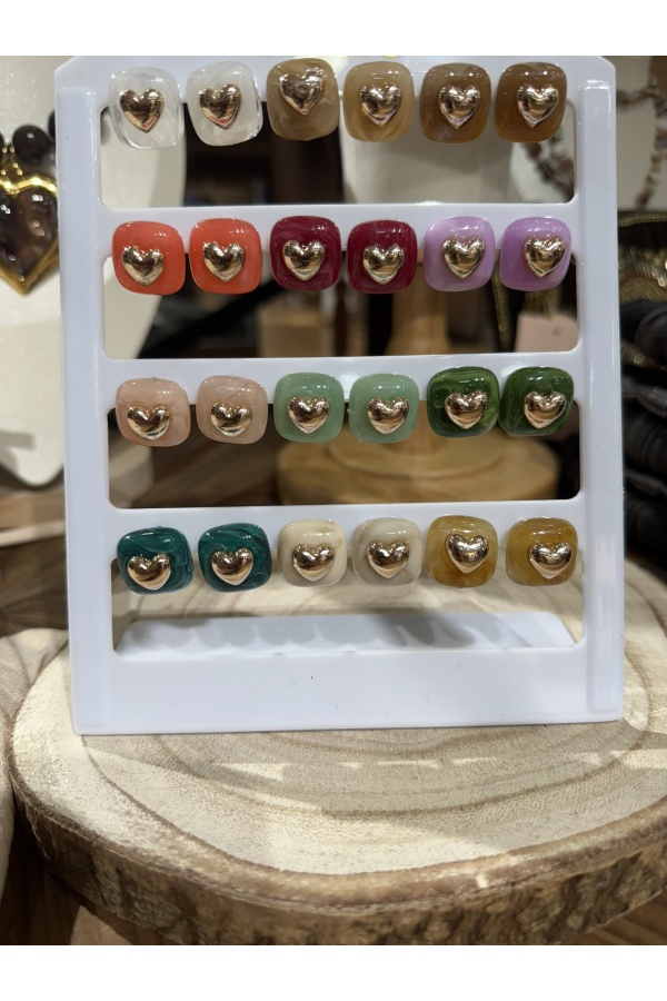 Pendientes Corazon Dorado Colores. Bisuteria. Color: blanco, visón, beige, coral