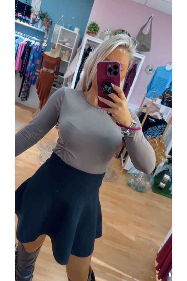 Camiseta Nudo. Camisetas. Color: granate, negro, cafe, marron chocolate; Tallas: