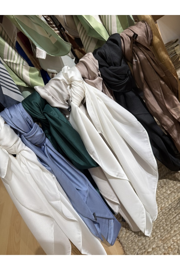 Pañuelo Liso. Varios. Color: negro, burdeos, azul marino, azul cielo, verde