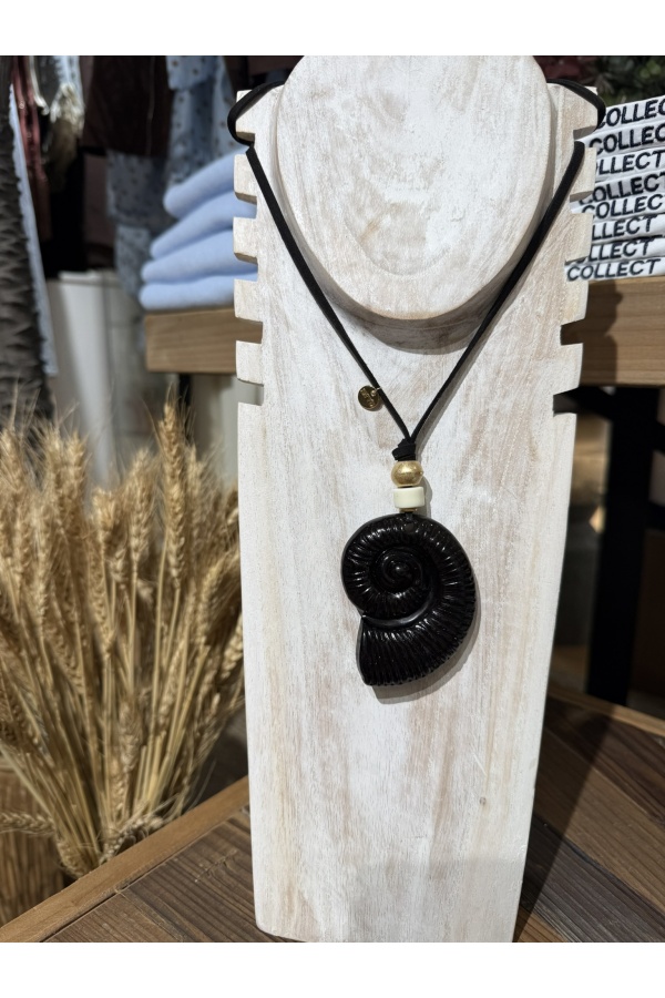 Collar Caracola de Mar. Bisuteria. Color: marfil, negro | Bambalinas Closet