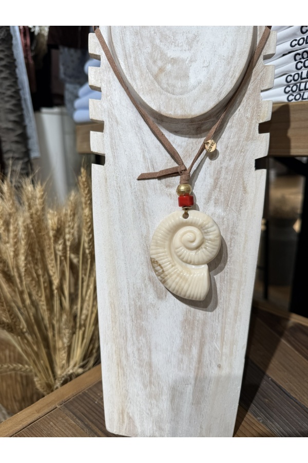 Collar Caracola de Mar. Bisuteria. Color: marfil, negro | Bambalinas Closet