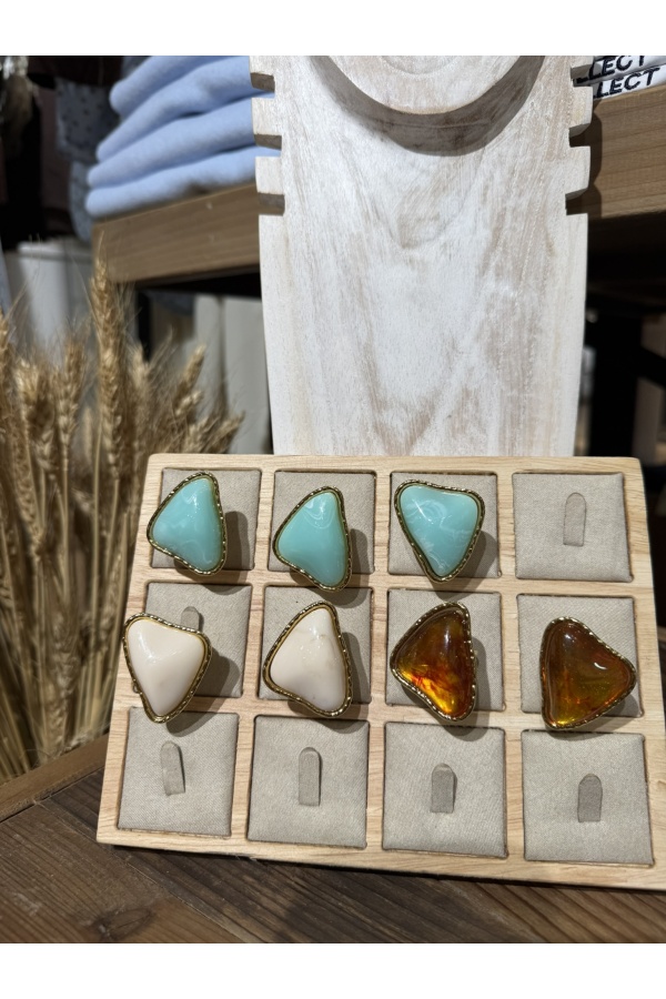 Anillo Triangulo. Bisuteria. Color: turquesa, beige, marfil | Bambalinas Closet