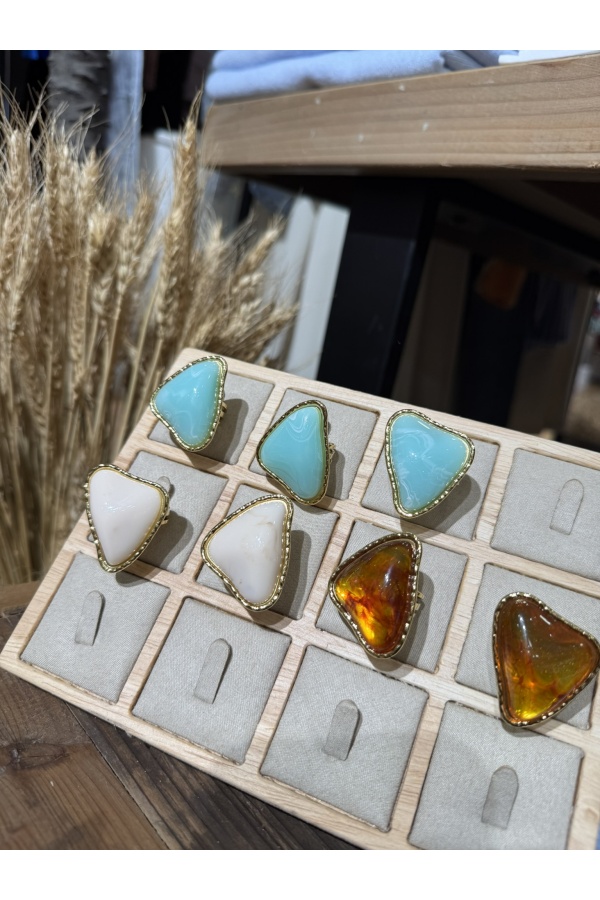 Anillo Triangulo. Bisuteria. Color: turquesa, beige, marfil | Bambalinas Closet