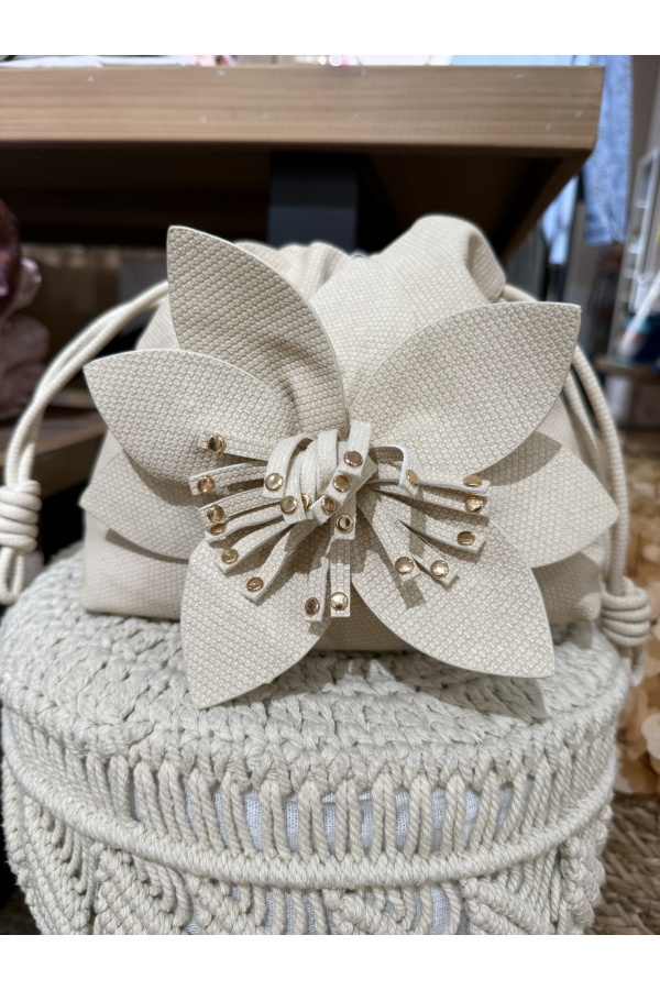 Bolso Flor. Bolsos. Color: marfil, negro, rojo | Bambalinas Closet