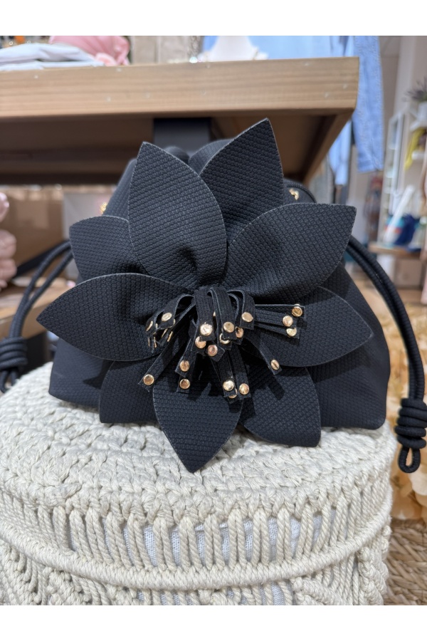 Bolso Flor. Bolsos. Color: marfil, negro, rojo | Bambalinas Closet