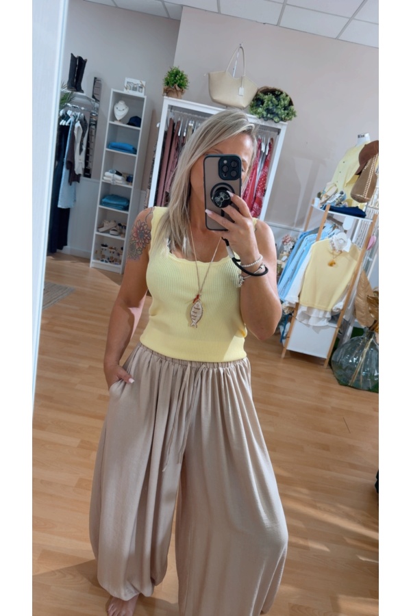 Pantalon Bombacho. Pantalones / Shorts. Color: negro, beige, taupe, verde