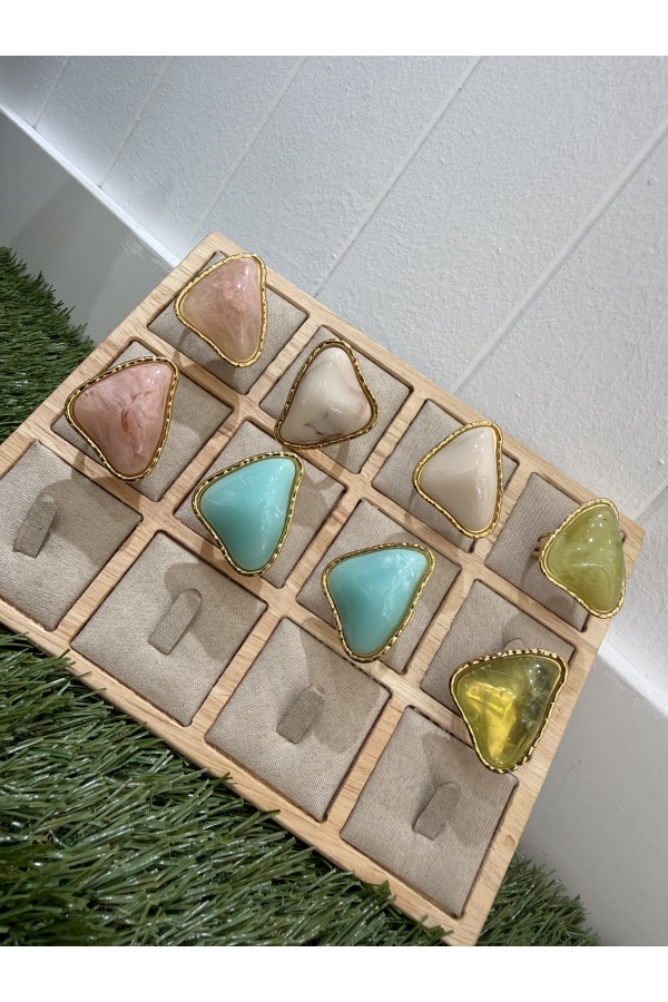 Anillo Triangulo. Bisuteria. Color: marfil, turquesa, beige, verde manzana, rosa
