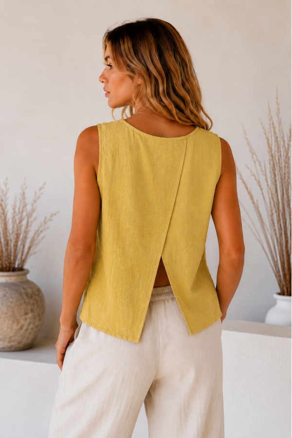 Top Asia. Inicio. Color: amarillo pastel, blanco roto; Tallas: talla unica |